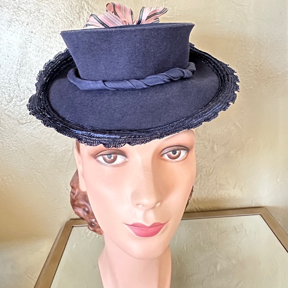 HAUTE MODE 1940S\' NAVY FELT TOPHAT + STRIPED TAFFETA BOWS + STRAW BRIM EDGING main image 5